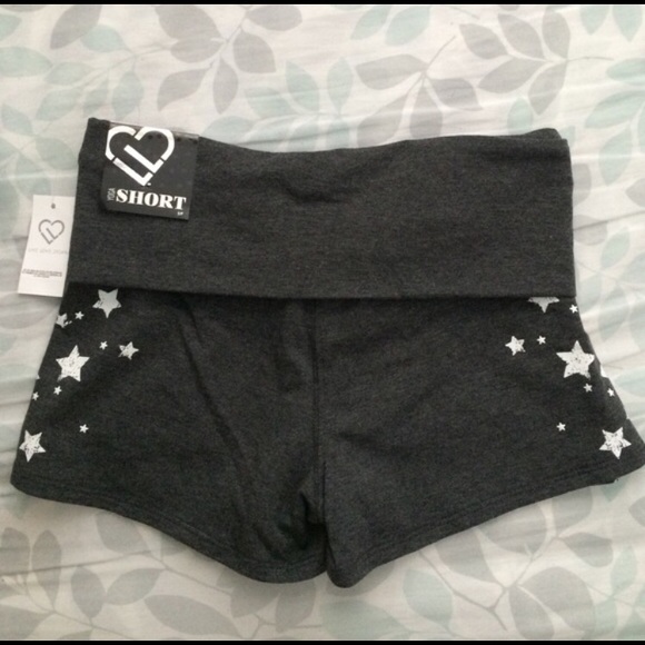 Yoga Shorts w Star Designs on the Side - Picture 2 of 2